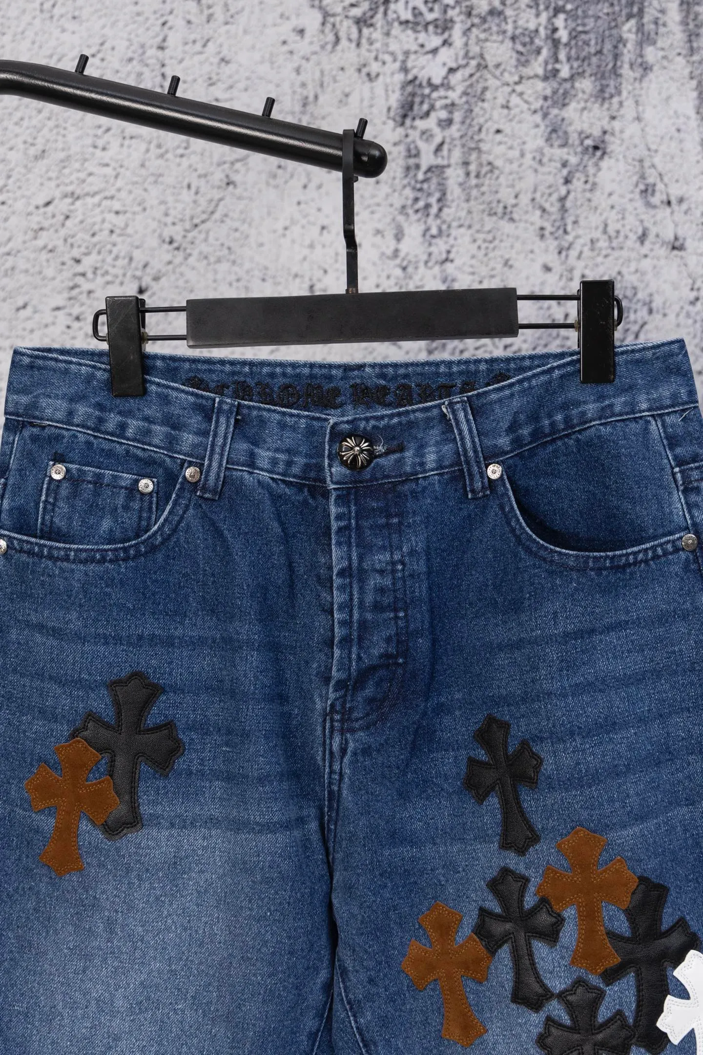 P260 CH Chromehearts limited edition three-color cross patchwork leather flame jeans, priced at 34W level, patchwork cross pattern embellishment, washed jeans! ! An absolutely high-end luxury product, a 1.9W-level god-level single product, a super popular product, made by top heavy industry, a magic weapon that cannot be missed! [About Zangyin] This is an extremely luxurious fashion brand that can also be called the aristocracy of the high street. It has always been an exclusive brand for some hipsters or rich second generations. Compared with ordinary high streets, it is more luxurious and noble. Compared with luxury brands, it is more fashionable and individual. It has always been a brand that I have a special liking for. [Top heavy industry fashion design] Consistently high-street luxury style. Speaking of this style, the Zangyin family and GU family are definitely the leading representative brands. Especially the Zangyin family has really achieved a state-of-the-art effect in creating high-street style. The unique washed material is used to create this style. The color system is already quite eye-catching. After it is decorated with patchwork cross flowers, it cleverly highlights the charm of the brand. Secondly, this style uses classic The high-waist cutting design highlights the long legs and fashionable temperament of the upper body. The brand is highly recognizable and the slim fit configuration is more suitable for daily wear. It is a product that interprets personality, fashion, and specifications at a glance. This single product is enough to make any fan excited. It can be a white T-shirt for a youthful college style, or a tight suspender for a royal style. It has strong matching ability and can be easily controlled by men.  [Materials and craftsmanship] Needless to say, this point goes without saying. As an excellent craftsman brand, Zangyin’s requirements for details and craftsmanship are really perfect. The washed color of this model has gone through so many processes, not to mention the embellishment of denim appliques. It is also purely hand-made and sewn. Just like what they believe in, only hand-made things have soul and have the meaning of wear. A top-notch heavy-duty fashionable denim item, I look forward to your perfect interpretation! !  Color: blue Size: 28-36